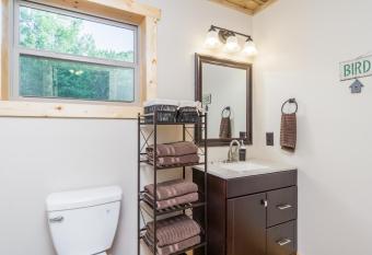 Wine Country Retreat - 2 Bed, Hot Tub & Playground has rooms with a private hot tub