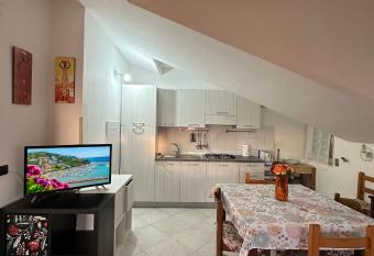 Il Bacio Del Sole Vista Mare has Balcony rooms