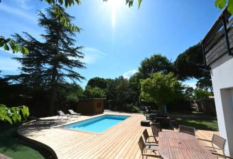 Closed wooden terrace and trees with equipped kitchen has rooms with a private hot tub