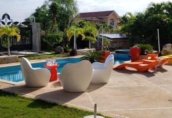 Villa de la Fiesta has rooms with a private hot tub