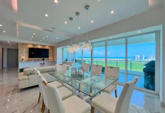 Luxury 3BR Apartment Cancun WiFi, Tvs, BBQ. has rooms with a private hot tub