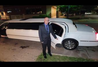 Airport Waterfront Cottage w transportation has rooms with a private hot tub