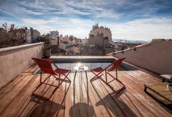 Grand H  tel Dauphin  , Boutique H  tel & Suites allows 18 year olds to book a room