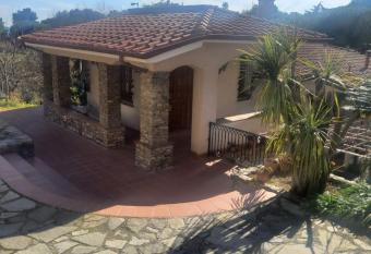 Villa Rosa has Balcony rooms