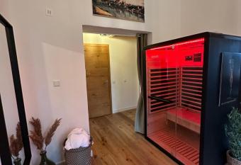 Ferienwohnung Hortensie Rittergut Schloss Zehista has rooms with a private hot tub