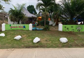 Skipper   s beach villa allows 18 year olds to book a room