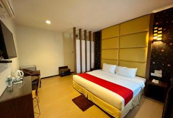 Eight Days Boutique Hotel - Impian Emas has rooms with a private hot tub