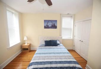 Spacious 1 BR Apartment in Forest Park has Balcony rooms