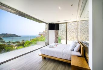       3                                                                              has rooms with a private hot tub