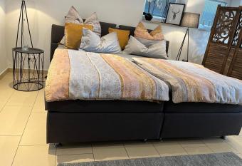 sch  ne Ferienwohnung 2,5 Zimmer in Stadtn  he mit eigenem Hofgarten has Balcony rooms