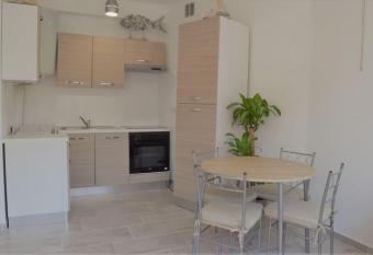 Studio 28 m   Cannes / Mandelieu proche de la mer allows 18 year olds to book a room