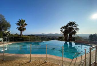 Petit coin de bonheur- piscine has Balcony rooms