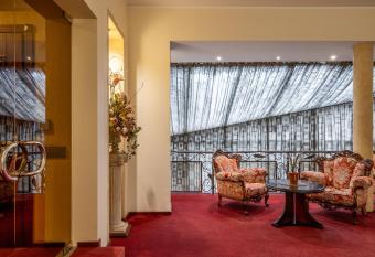 Hotel Sfinksas has rooms with a private hot tub