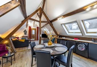 Le Cobalt -    10 minutes de Disneyland Paris allows 18 year olds to book a room