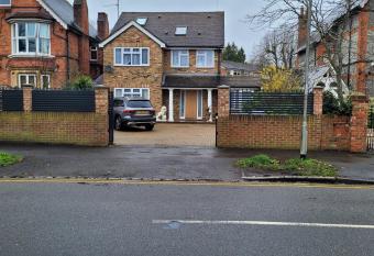 Cozy Central One Bedroom Flat has Balcony rooms