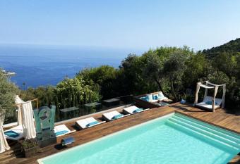 Charming bedroom in luxurious villa with seaview allows 18 year olds to book a room