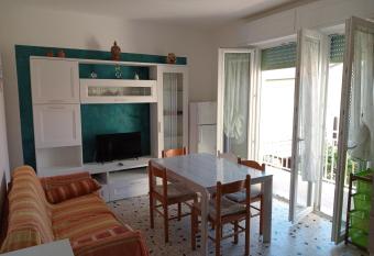 Brezza Marina a 30 mt dalla spiaggia has Balcony rooms