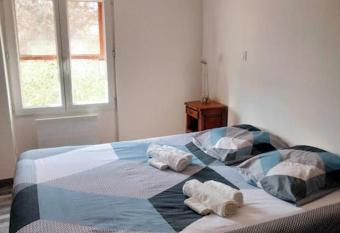 Aubagne 3 chambre au petit pin vert has Balcony rooms