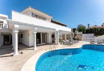 Holiday Villa Torrenueva has Balcony rooms