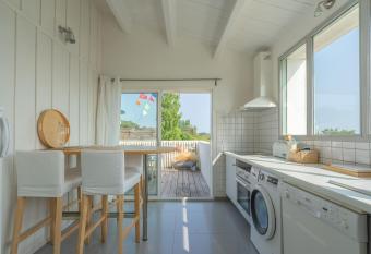 L escale has Balcony rooms