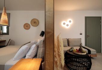 Makava Suites Naxos has rooms with a private hot tub