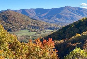 Long Range Views at Cozy Mountain Retreat has Balcony rooms