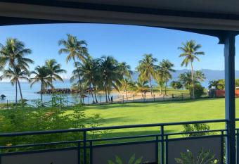 Plongez dans la carte postale!! allows 18 year olds to book a room