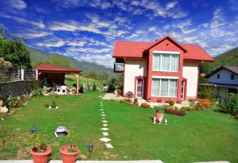 Villa KIKO Mountain Village allows 18 year olds to book a room