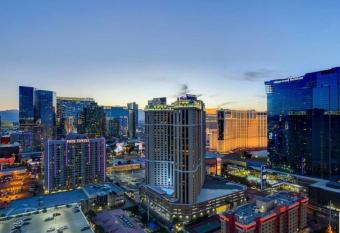 Stunning Balcony Strip View MGM Signature * Free Valet has rooms with a private hot tub