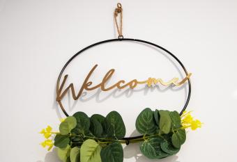 The Plush City Centre 2 Bed 2 Bath Suite with Juliet balcony, Bullring 6 min walk, Free WIFI & Netflix has Balcony rooms