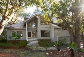 Charming, family friendly and updated kitchen has Balcony rooms