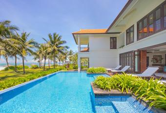 Resort Villa Da Nang Luxurious has rooms with a private hot tub