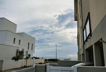 Studio face    l Oc  an ! allows 18 year olds to book a room