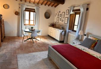 Villa Convento Pietralunga has rooms with a private hot tub