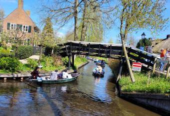 B&B Villa Giethoorn - canalview, privacy & parking allows 18 year olds to book a room