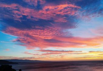 Paradise Coast View has rooms with a private hot tub