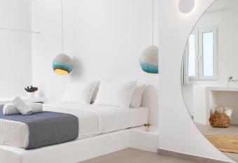 VOCA HOTEL & SUITES has rooms with a private hot tub