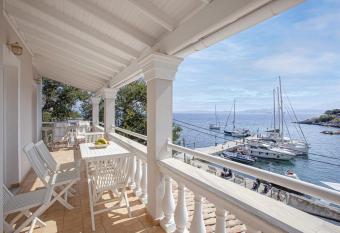 Kassiopi Seafront Elegant Apartments has Balcony rooms