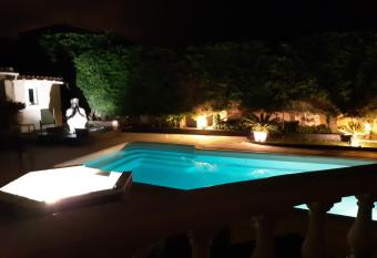 VILLA ROMA has rooms with a private hot tub