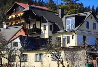 Nur 3 Min zu Skilift & 5Min zum See has Balcony rooms