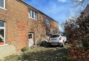 location 60 m2, grande salle meubl  e avec canap  -lit, cuisine   quip  e, douche et toilette. has Smoking rooms