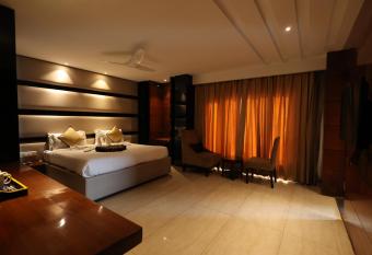 THE LATITUDE LUXURY HOTEL has rooms with a private hot tub