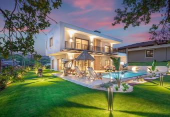 Forest Haven - Villa with Pool allows 18 year olds to book a room