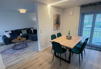 Exklusives LOFT auf zwei Ebenen Netflix Zentral Parkplatz allows 18 year olds to book a room