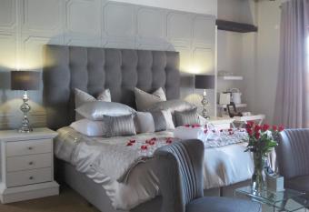 Galagos Lodge allows 18 year olds to book a room