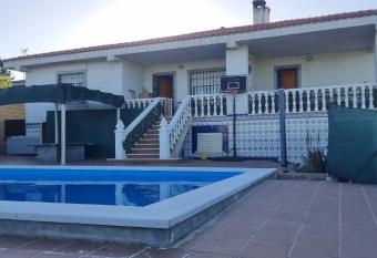 Villa los Cantos has rooms with a private hot tub