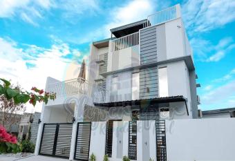 Skyscraper Roofdeck Pool Pampanga has Balcony rooms