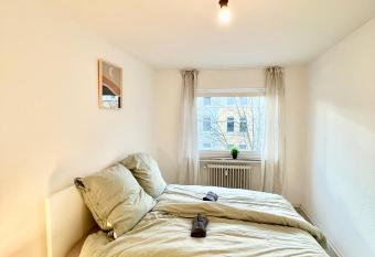 Ganze Wohnung am Borsigplatz! allows 18 year olds to book a room