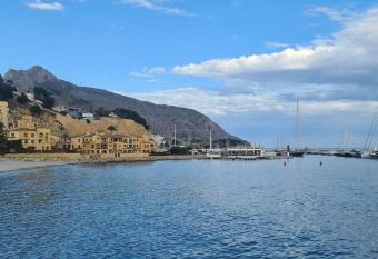 apartamento en lujoso puerto deportivo has Balcony rooms