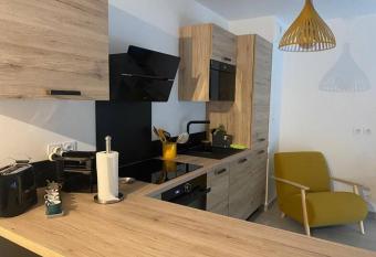 Superbe cocon Mougins avec parking gratuit has Balcony rooms